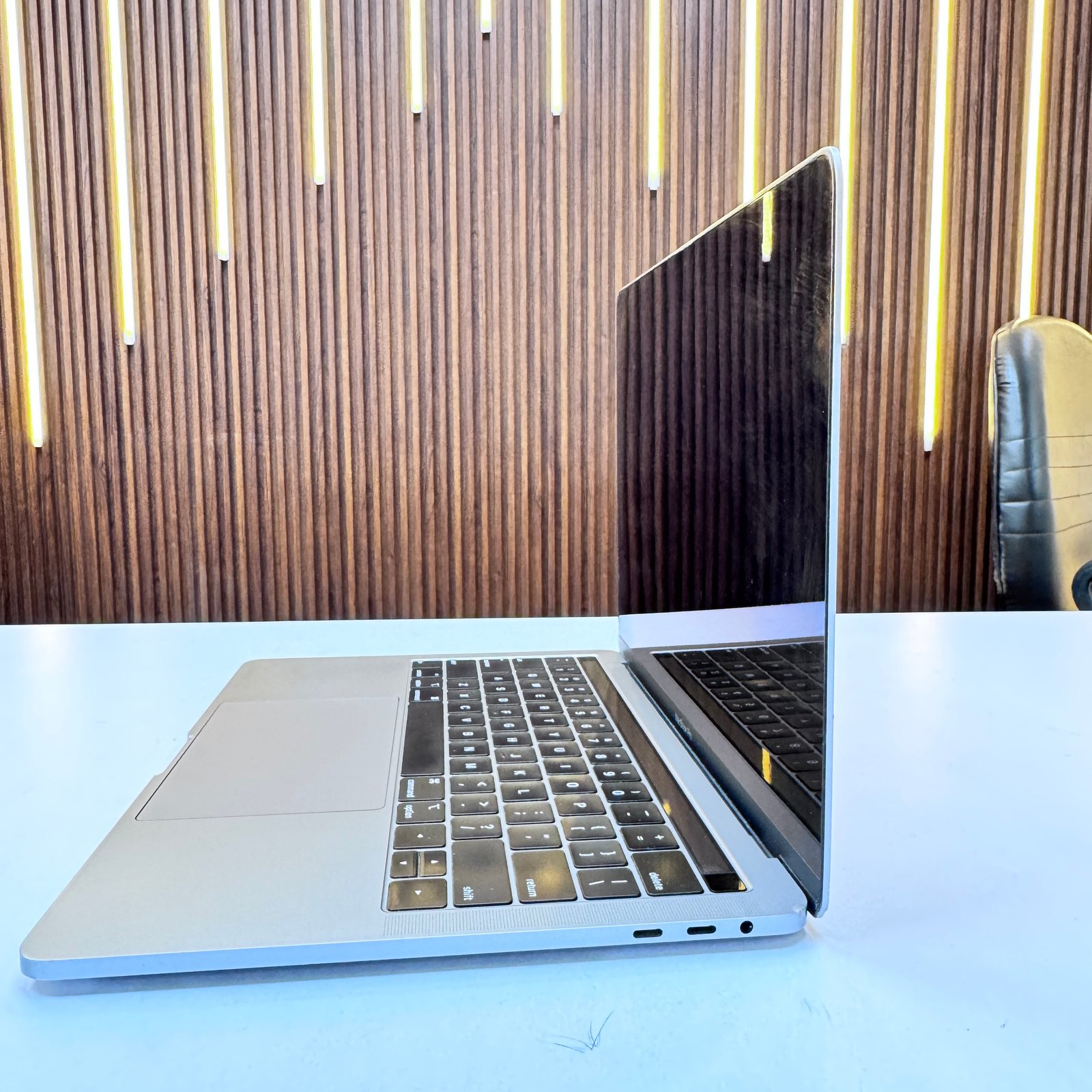Apple MacBook Pro A1989 | 13-inch Display | Intel Core i7 | 16GB RAM | 512GB SSD (Refurbished)